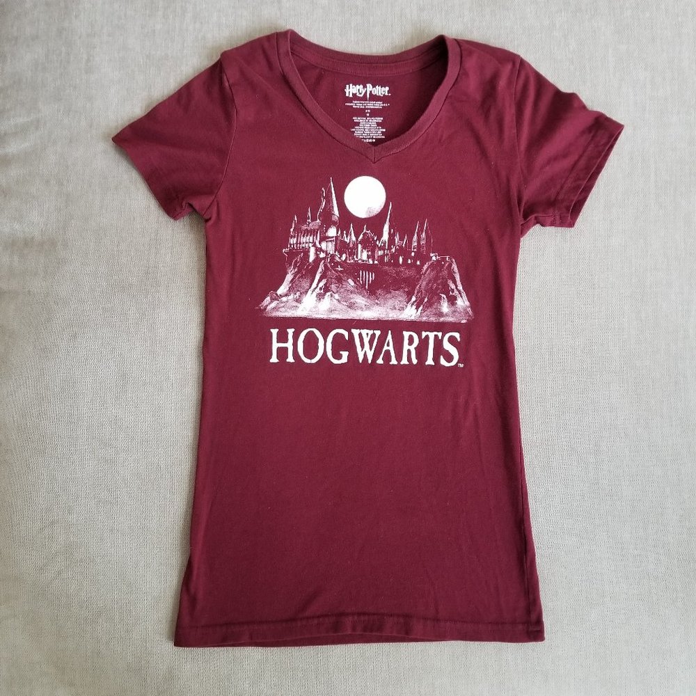 V-Neck Burgundy Slim Fit Hogwarts Tee